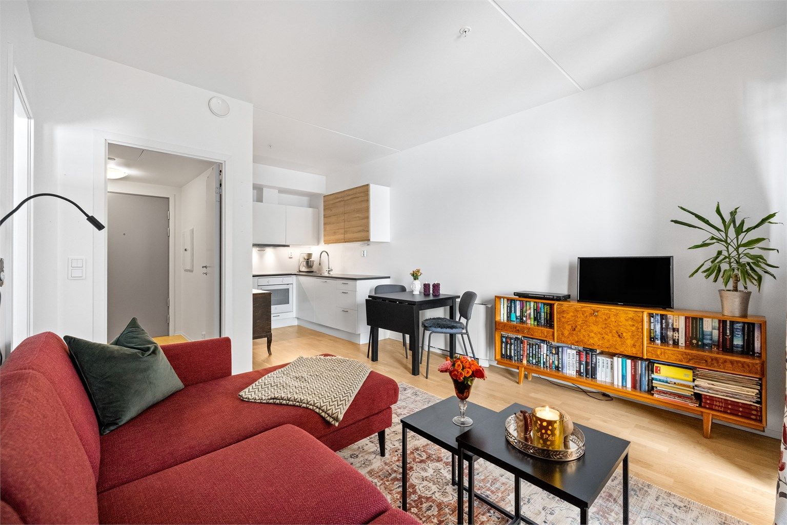 Gjennomgående tre-stavs parkett på gulv binder rommene sammen.