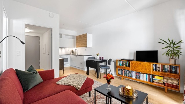 Gjennomgående tre-stavs parkett på gulv binder rommene sammen.