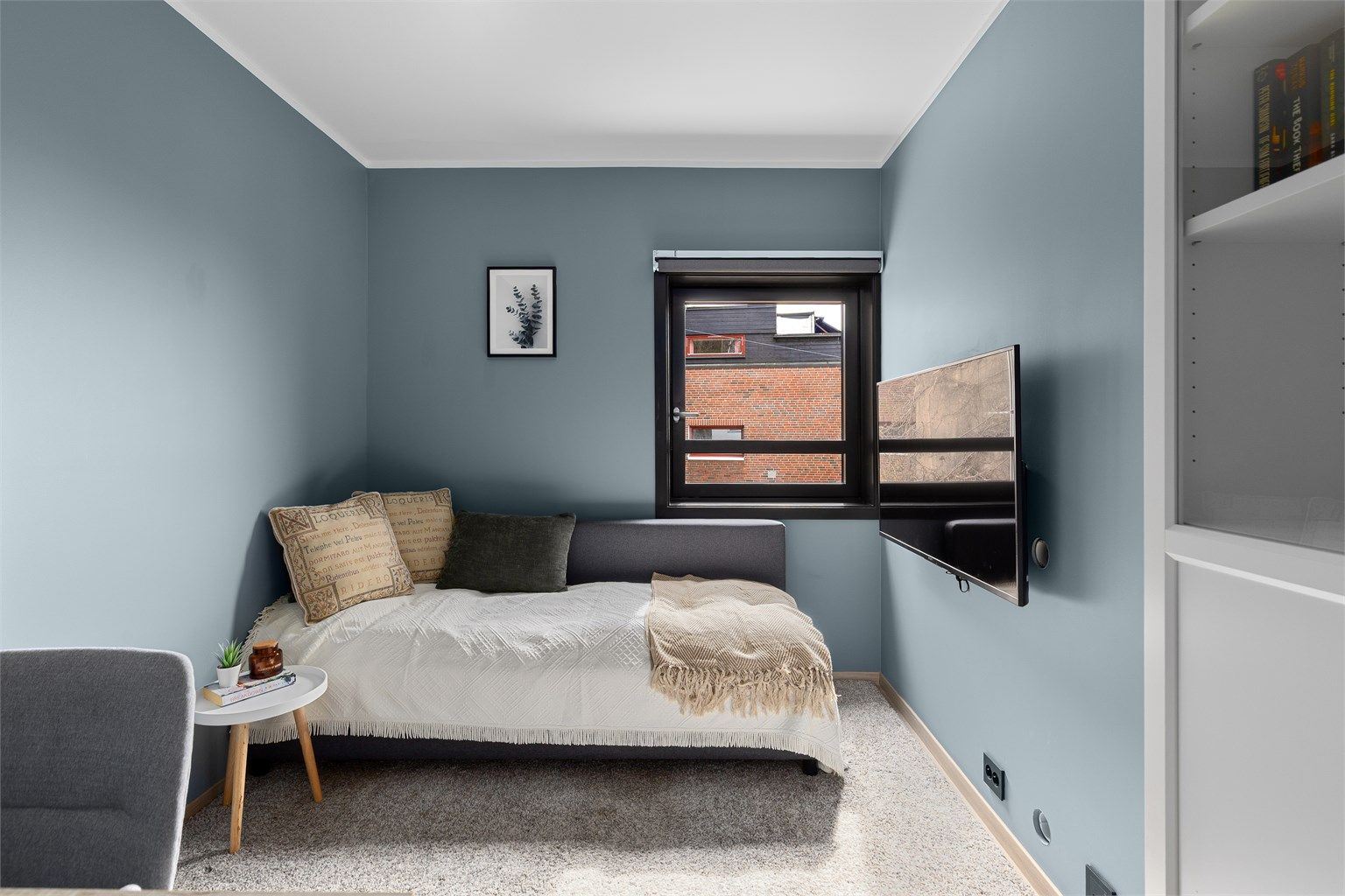 Soverom 3 med elektrisk, lystett rullegardin som medfølger leiligheten