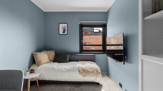 Soverom 3 med elektrisk, lystett rullegardin som medfølger leiligheten