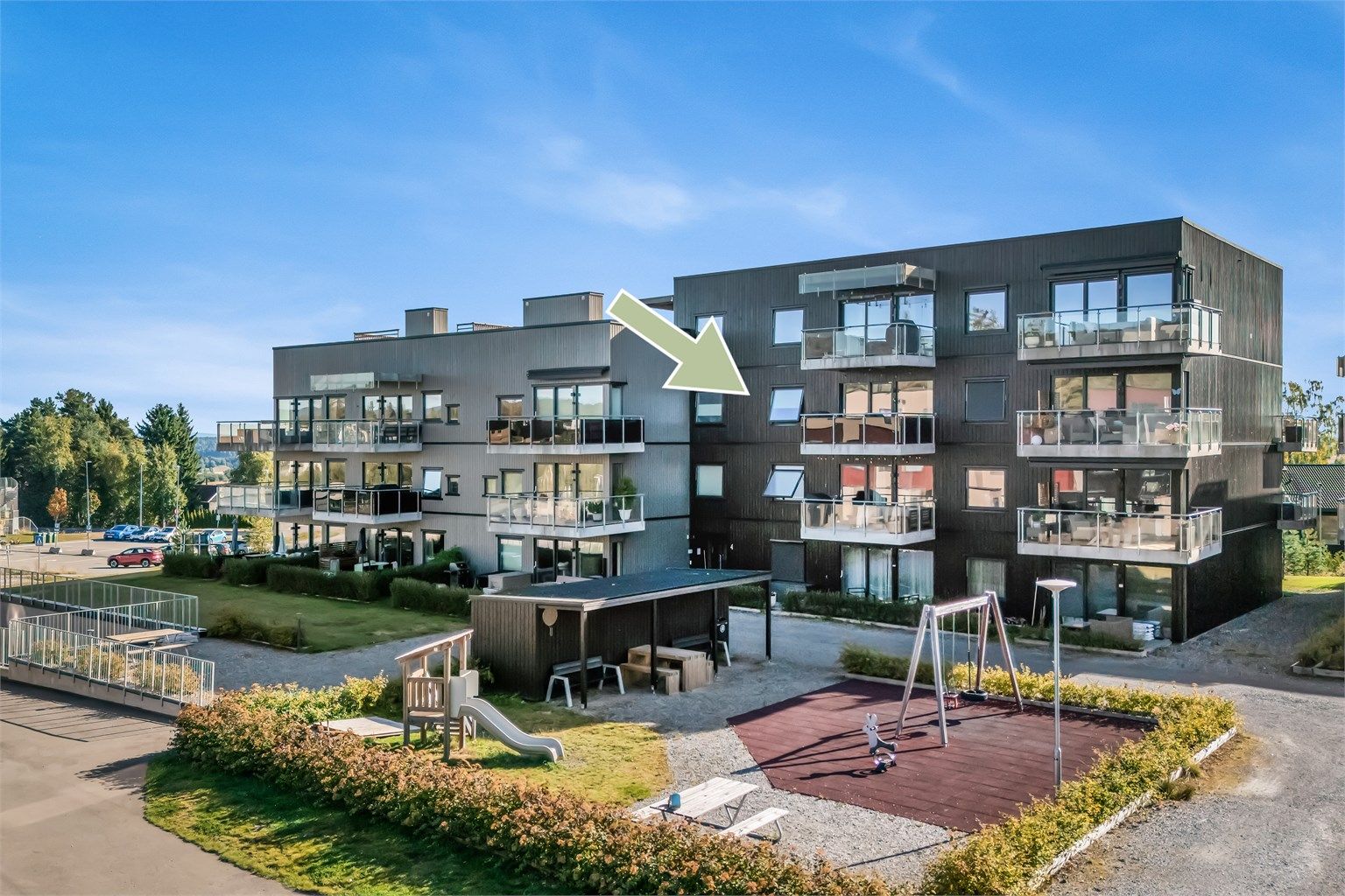 Balkong på 9 m² og fellesarealer med lekeplass og sittegrupper.
Foto: Ann-Helén Nannestad.