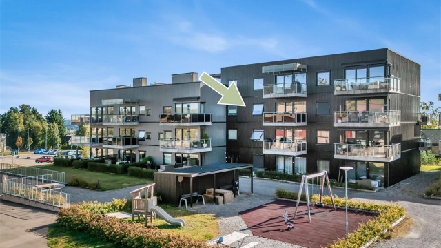 Balkong på 9 m² og fellesarealer med lekeplass og sittegrupper.
Foto: Ann-Helén Nannestad.