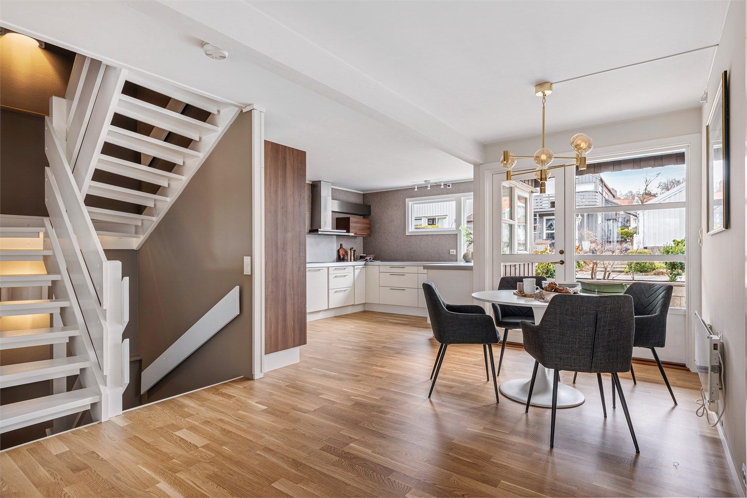 Fra hovedetasje er det trapp opp til 4 soverom og bad, og ned til kjelleretasjen. 