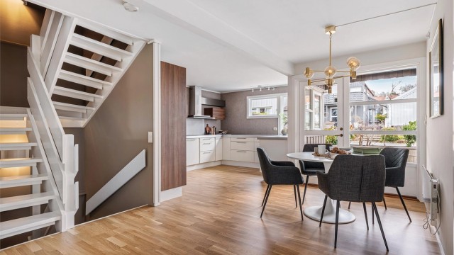 Fra hovedetasje er det trapp opp til 4 soverom og bad, og ned til kjelleretasjen.