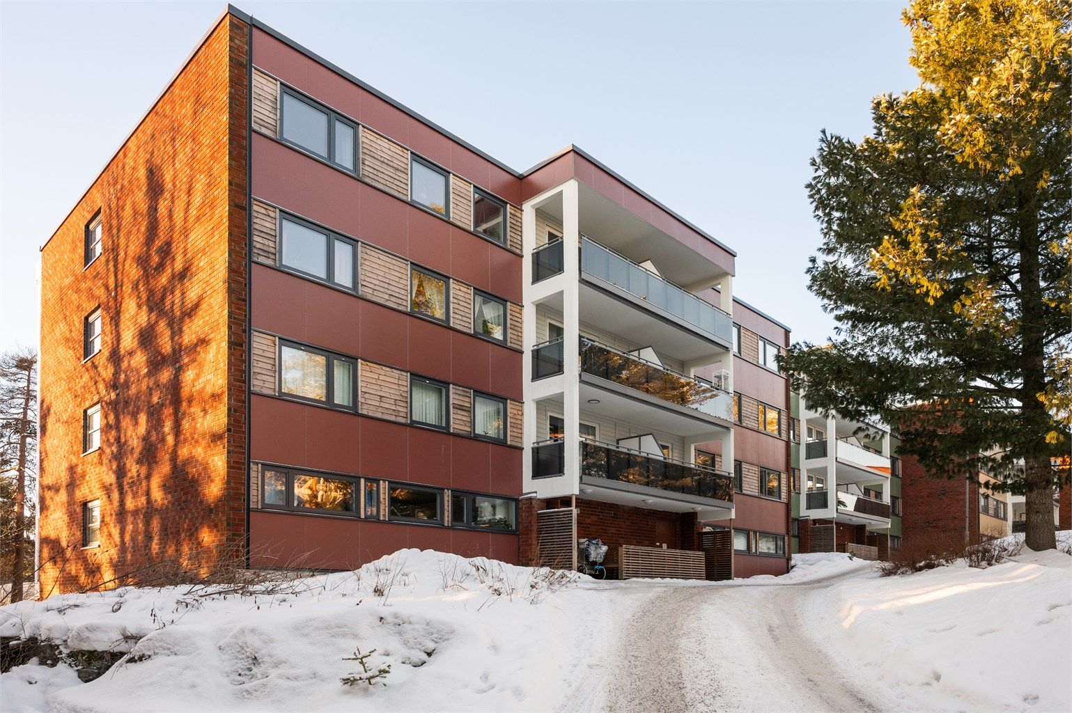 Det medfølger garasjeplass hvor det er klargjort for installasjon av elbillader.