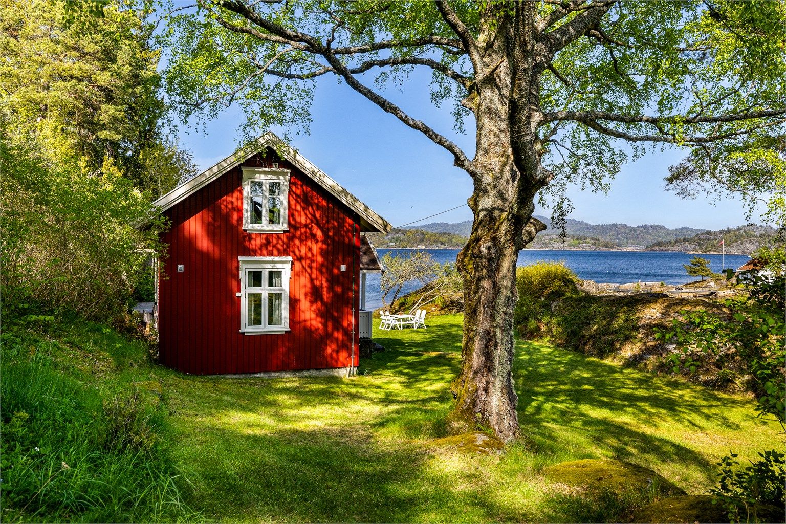 Sommeridyll med tuntreet som seg hør og bør.