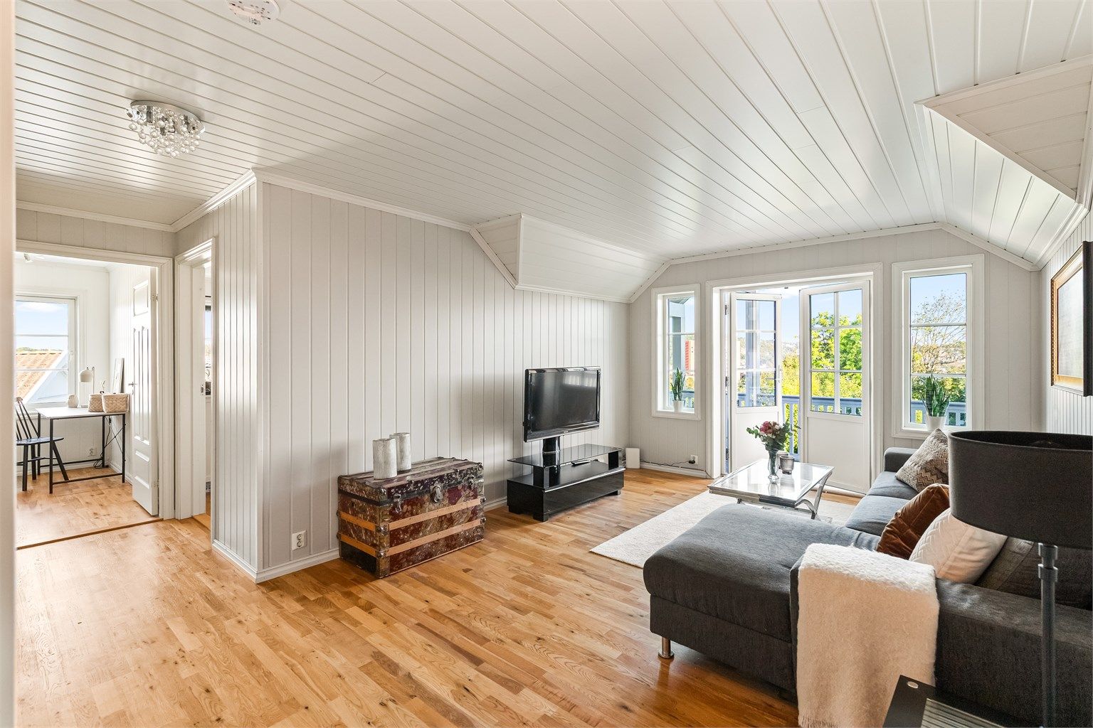 Praktisk stue i boligens 2. etasje.