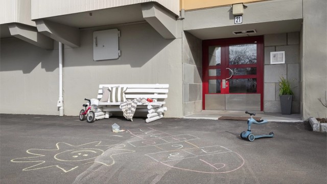 Oppgangen har trappefri adkomst inn til fellesarel og boder