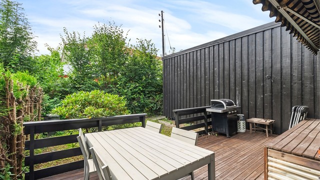 Fra stuen er det direkte utgang til den store terrassen med god plass til utemøbler og grill.