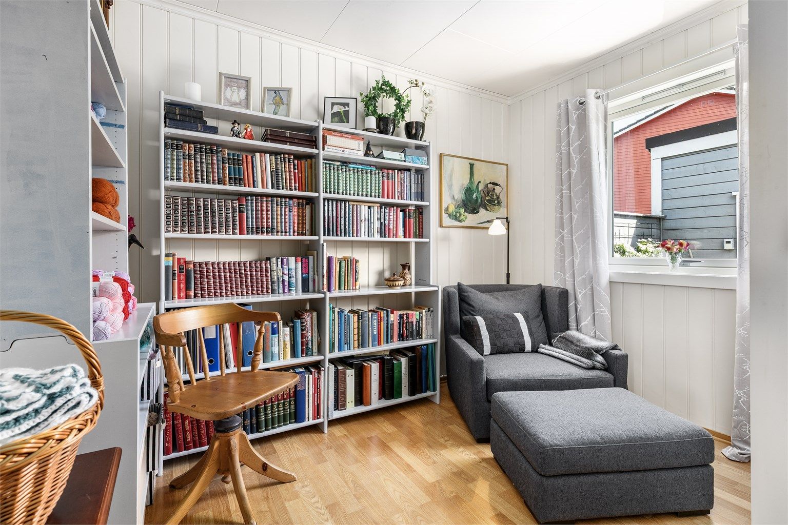 Med nesten 8 kvm. er soverommet i første etasje velfungerende blant annet som barnerom.