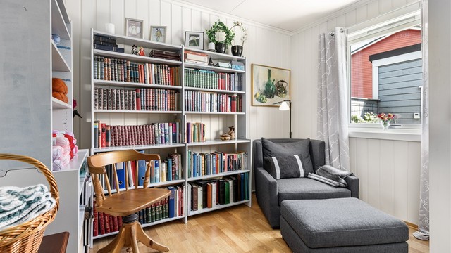 Med nesten 8 kvm. er soverommet i første etasje velfungerende blant annet som barnerom.