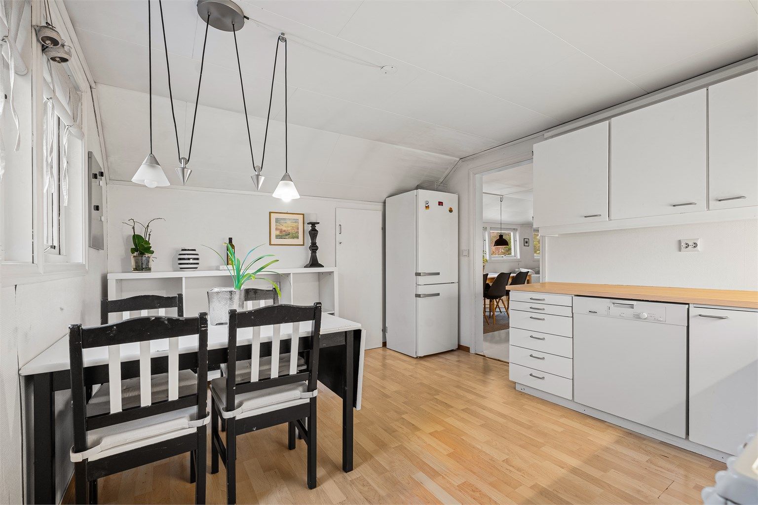 Plass til spisebord på kjøkkenet.