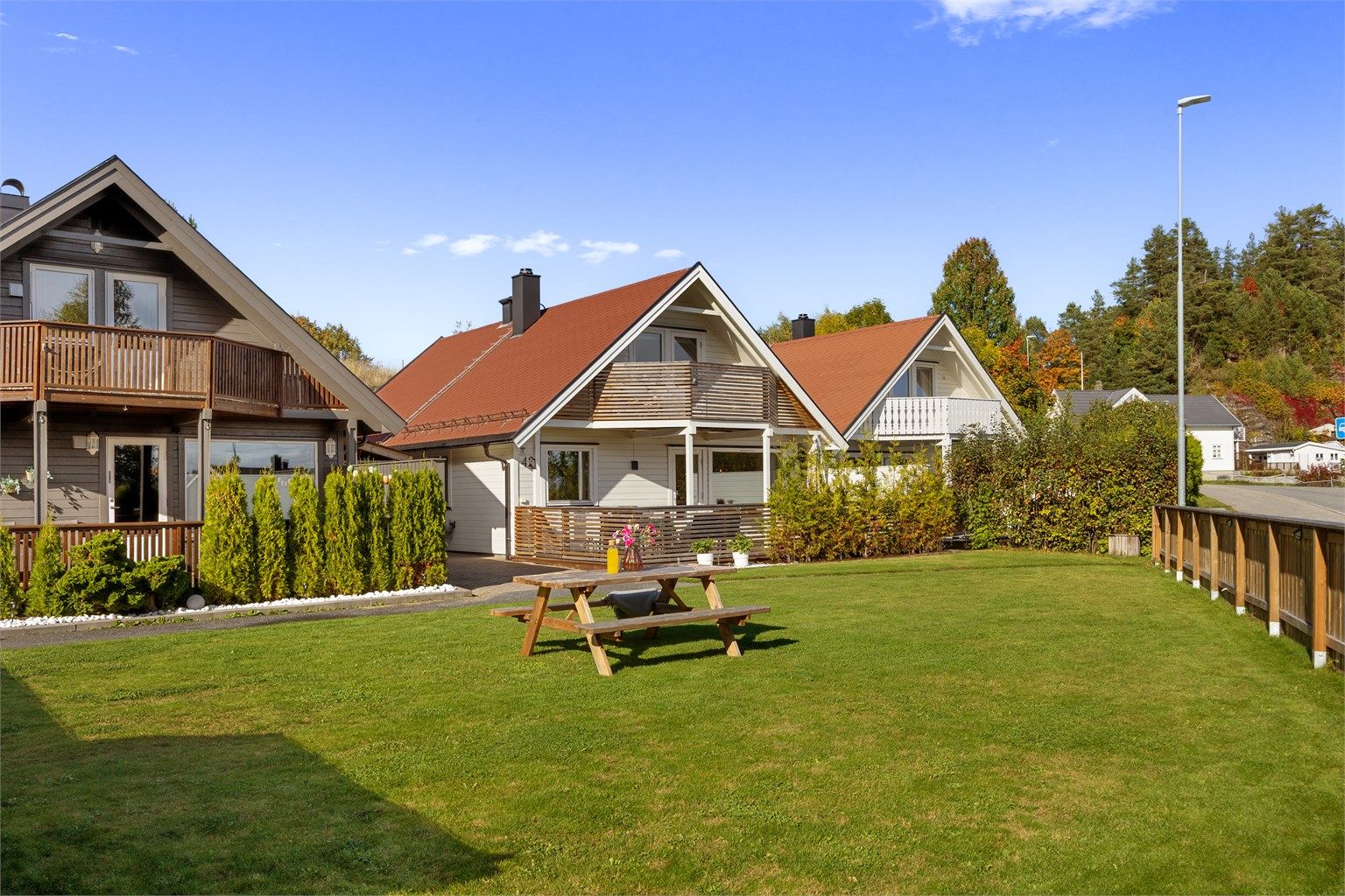Utenfor boligen finnes en felles hagedel for sameiet