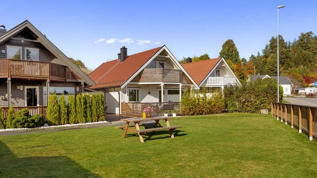 Utenfor boligen finnes en felles hagedel for sameiet