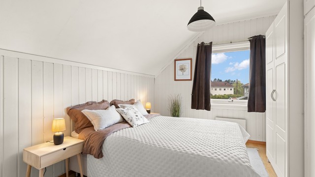 Hovedsoverom med god plass til dobbeltseng og nattbord.