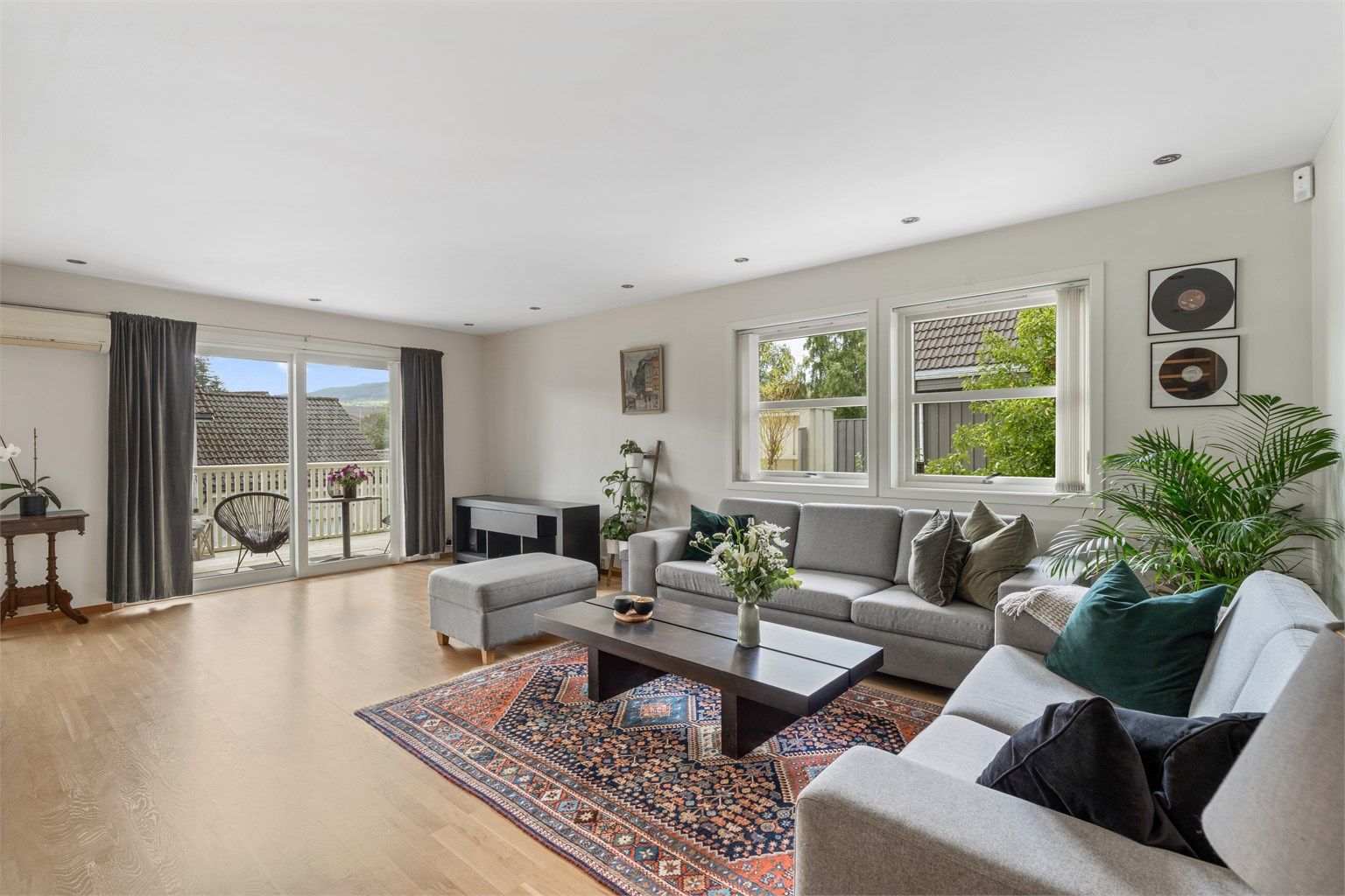 Fra stuen er det direkte utgang til en stor balkong på 50 m².