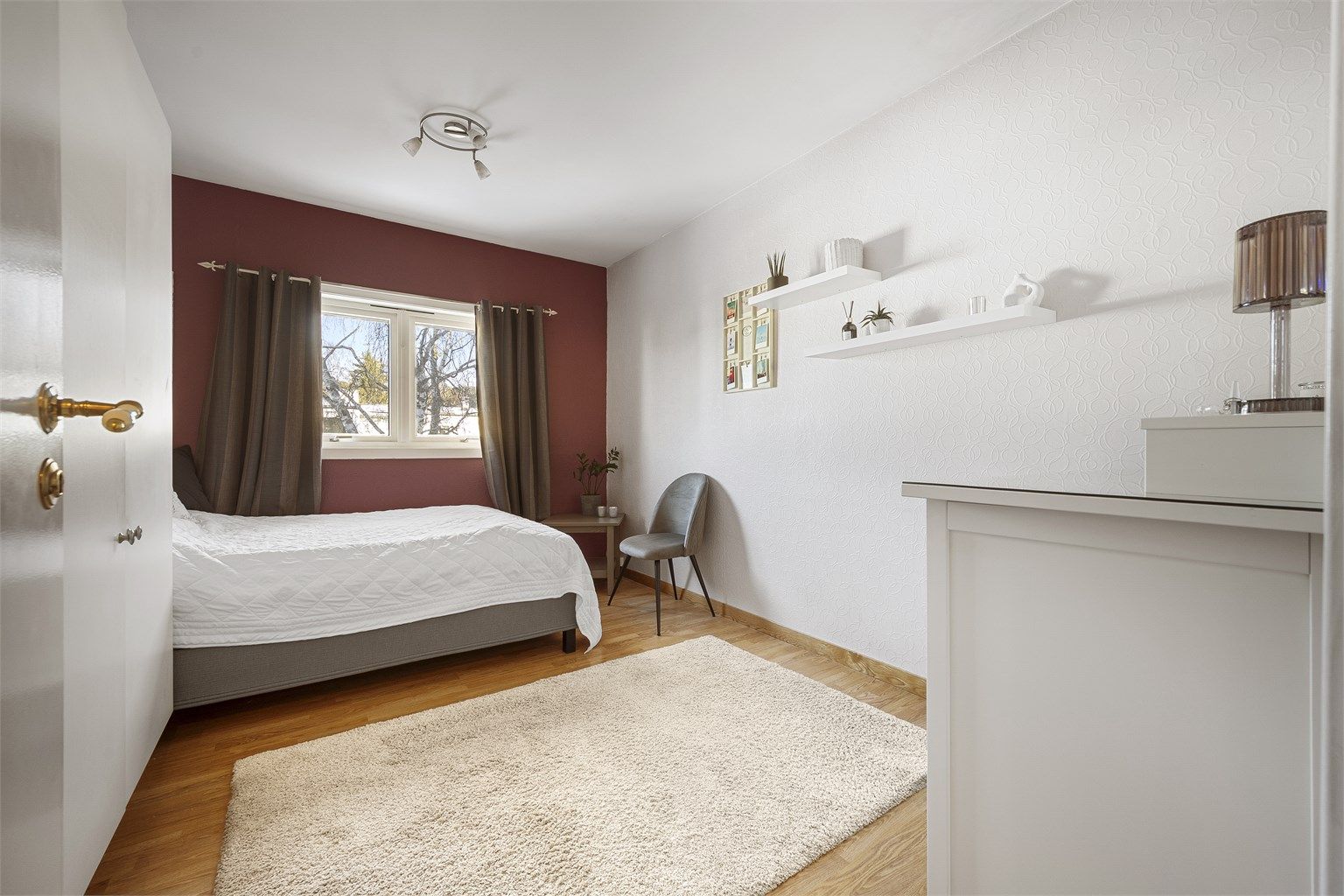 Hovedsoverom av svært god størrelse. Trør på utsiden skjermer godt for innsyn.