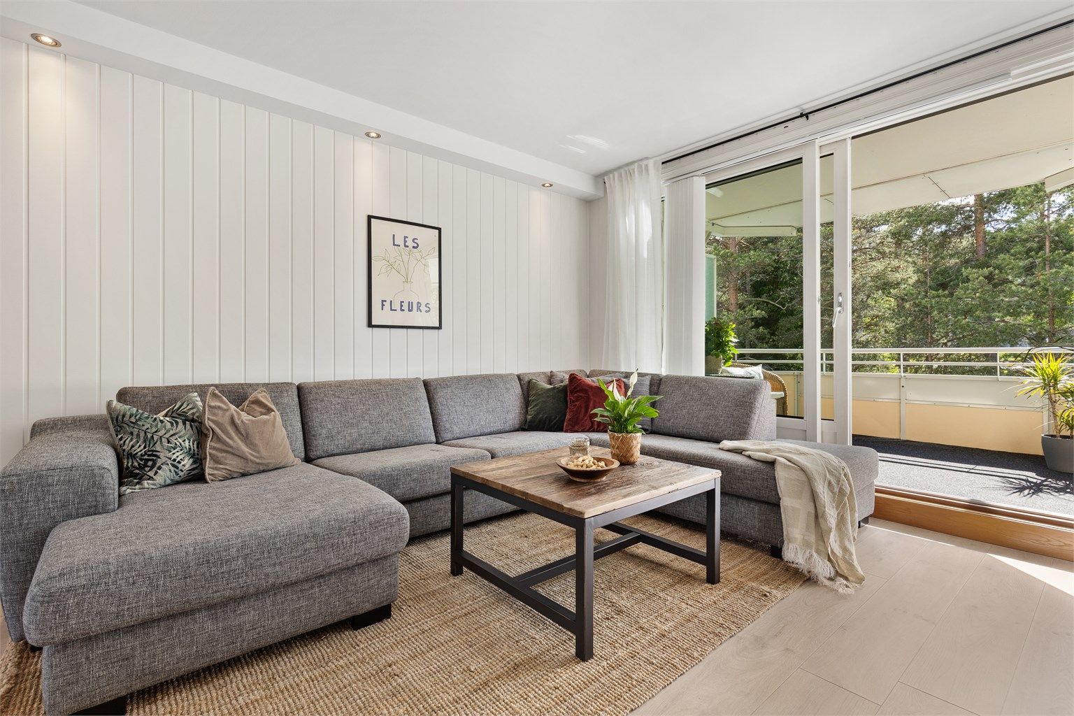 Stuen er av god størrelse med plass til å møblere med sofa, salongbord og TV-seksjon. Det er også utgang til en romslig balkong.