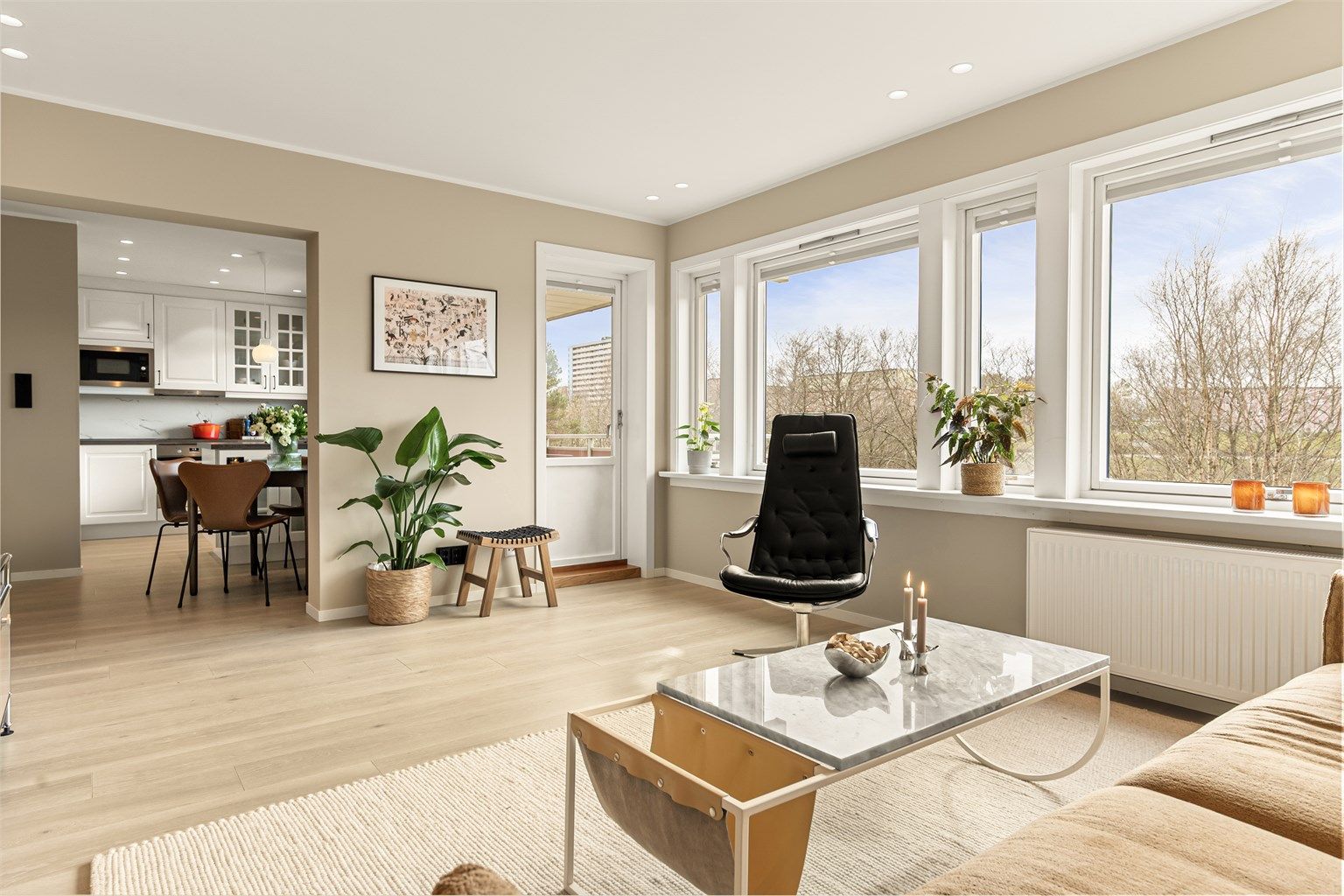 - Fra stuen er det tilkomst til delvis adskilt spisestue og kjøkken -