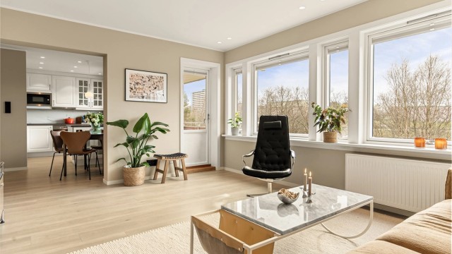 - Fra stuen er det tilkomst til delvis adskilt spisestue og kjøkken -