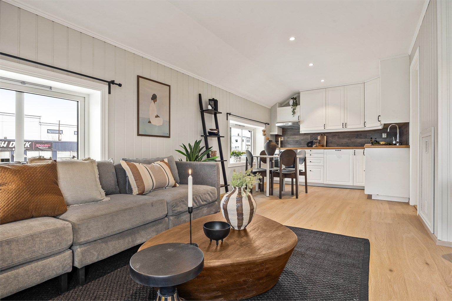 Godt med vindusflater langs to yttervegger, som gir mye naturlig lysinnslipp.