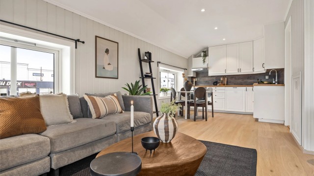 Godt med vindusflater langs to yttervegger, som gir mye naturlig lysinnslipp.