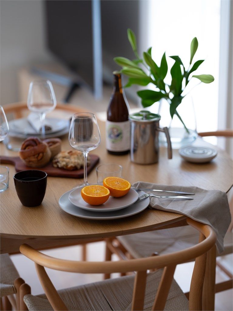 Stuen er enkel å møblere og har god plass til spisebord, romslig sofa og tv-benk.