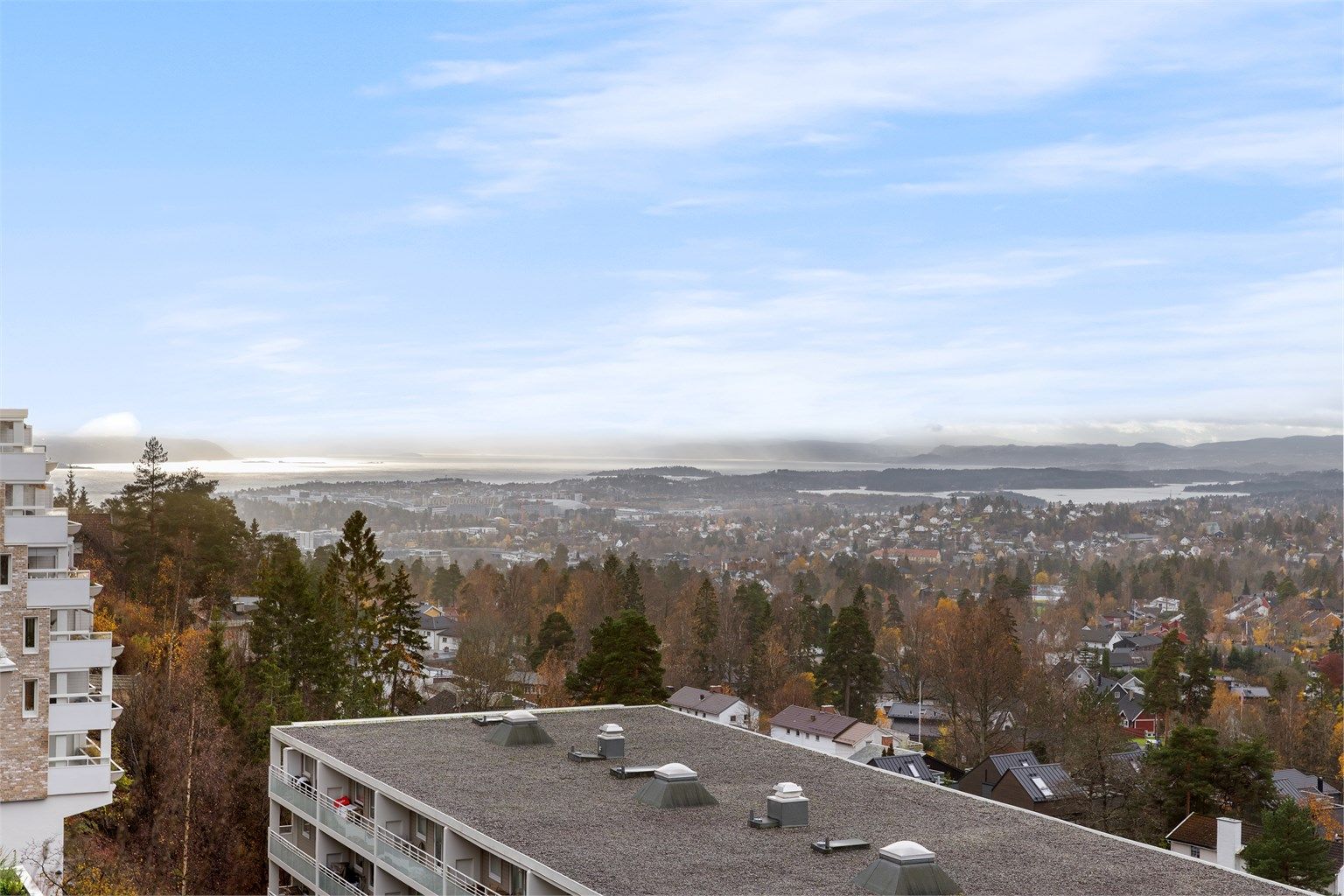 Terrassen vender mot vest og har flott usikt og veldig gode solforhold