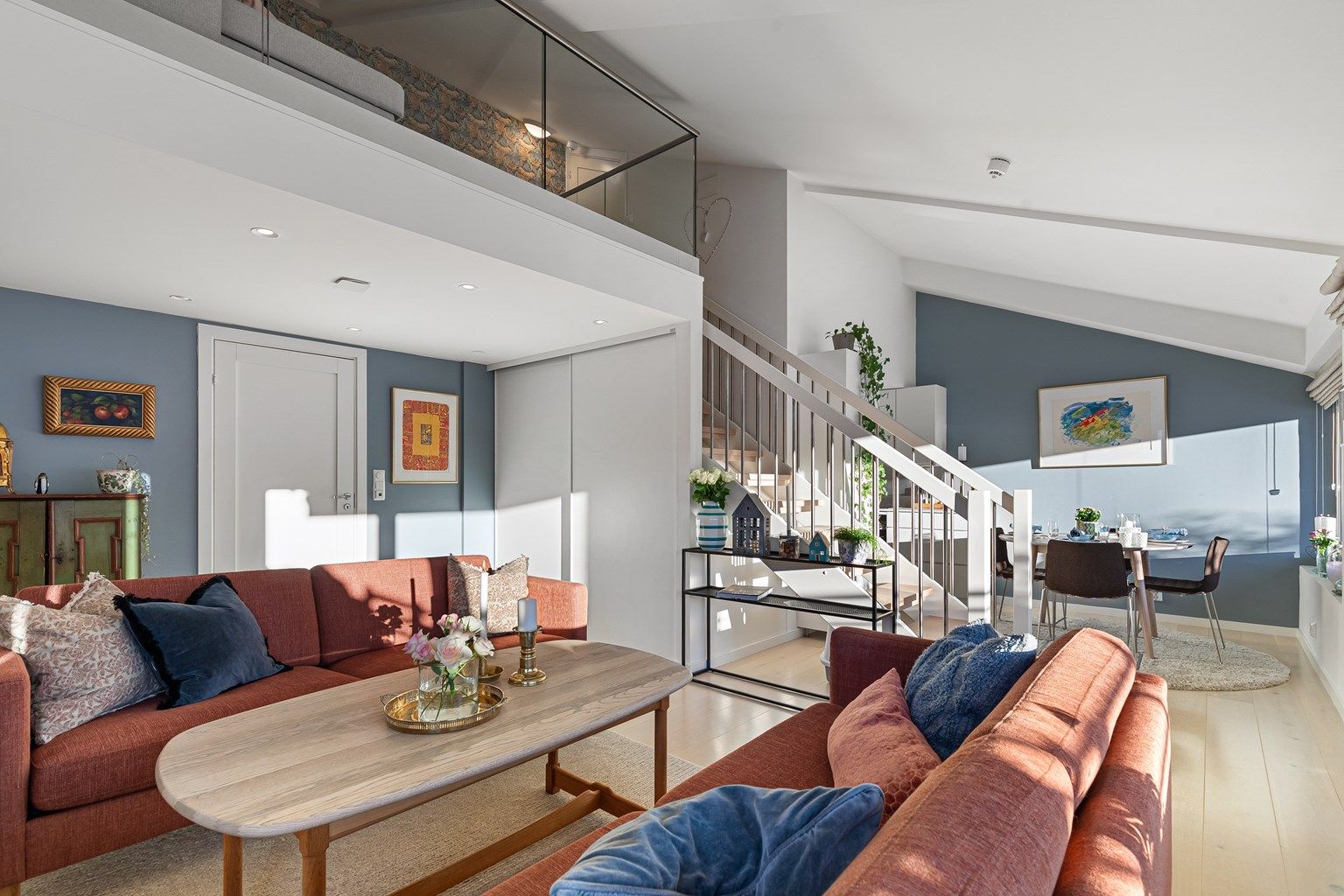 Stue mot spisestue - Flott Mesanin 