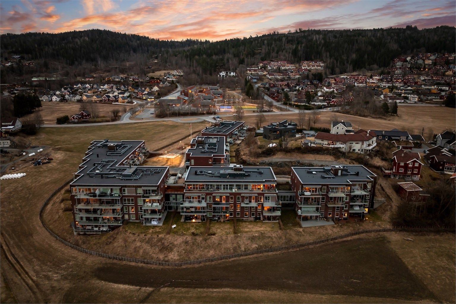 Fra leiligheten har du gangavstand til populære Bærums Verk, et idyllisk handlesenter med gamle småhus og trivelige gågater