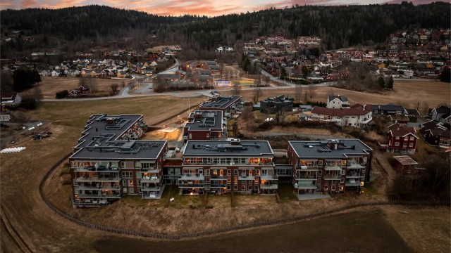 Fra leiligheten har du gangavstand til populære Bærums Verk, et idyllisk handlesenter med gamle småhus og trivelige gågater