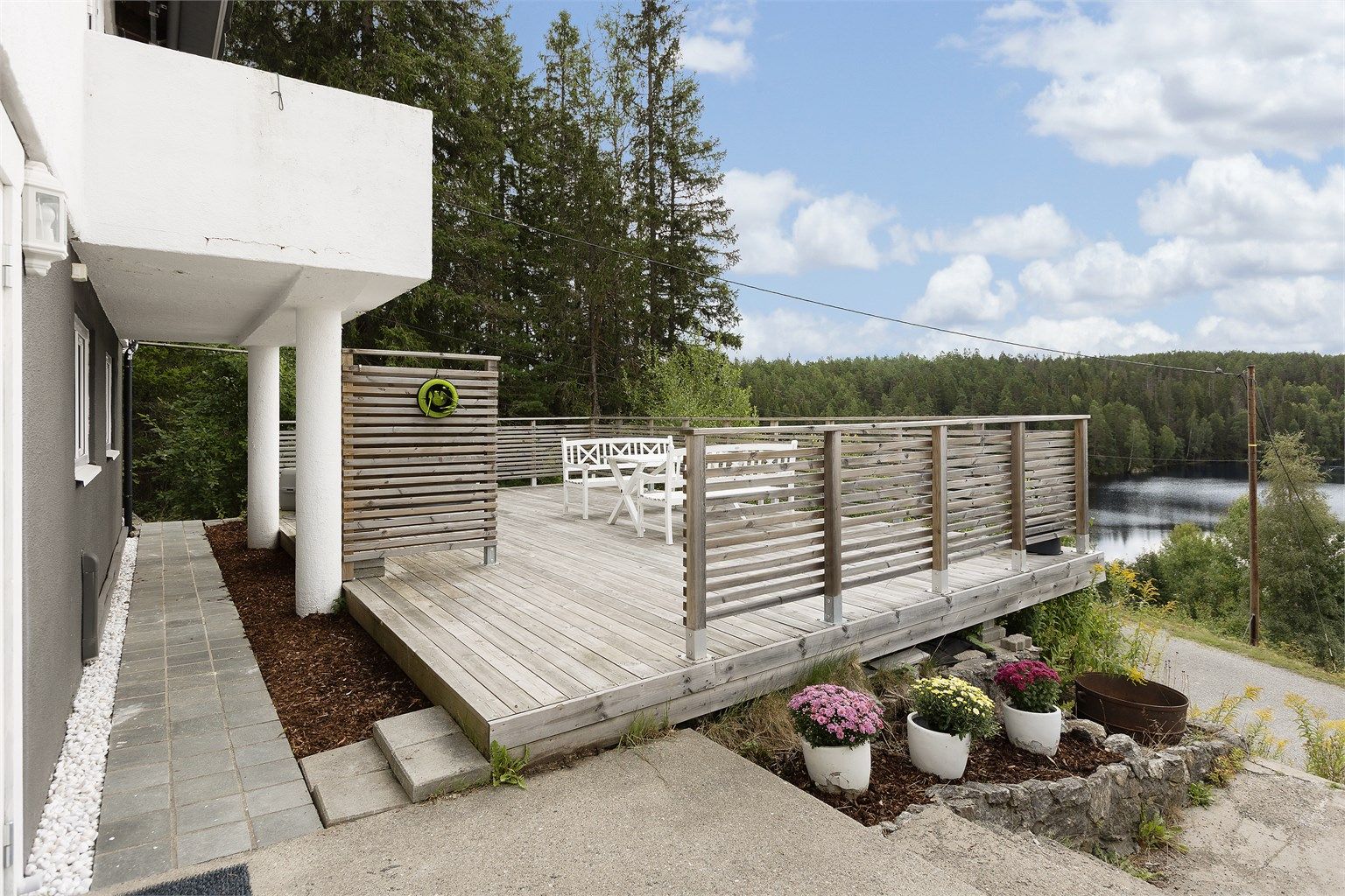 Mot syd er det satt opp terrasse på 42 kvm med flott utsikt. 