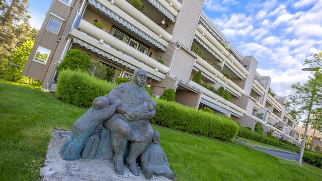 Åsheim Skog er et rolig nabolag med en god kombinasjon av stillhet og nærhet til servicetilbud.