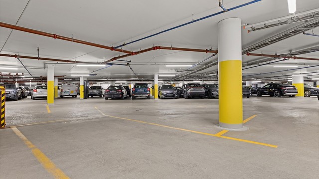 De to parkeringsplassene er ved siden av hverandre og deler på 1 elbillader - Den ene plassen er en ekstra stor p-plass markert med HC