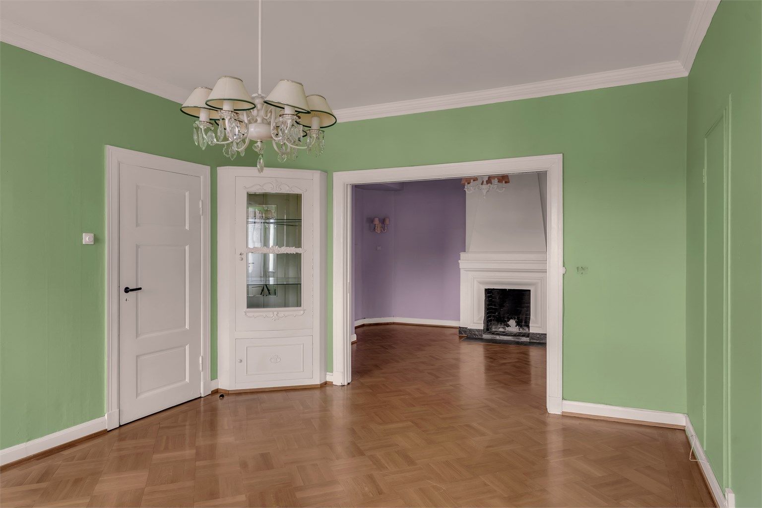 Leiligheten oppleves som svært lys og luftig, med lite innsyn og gode lysforhold. 