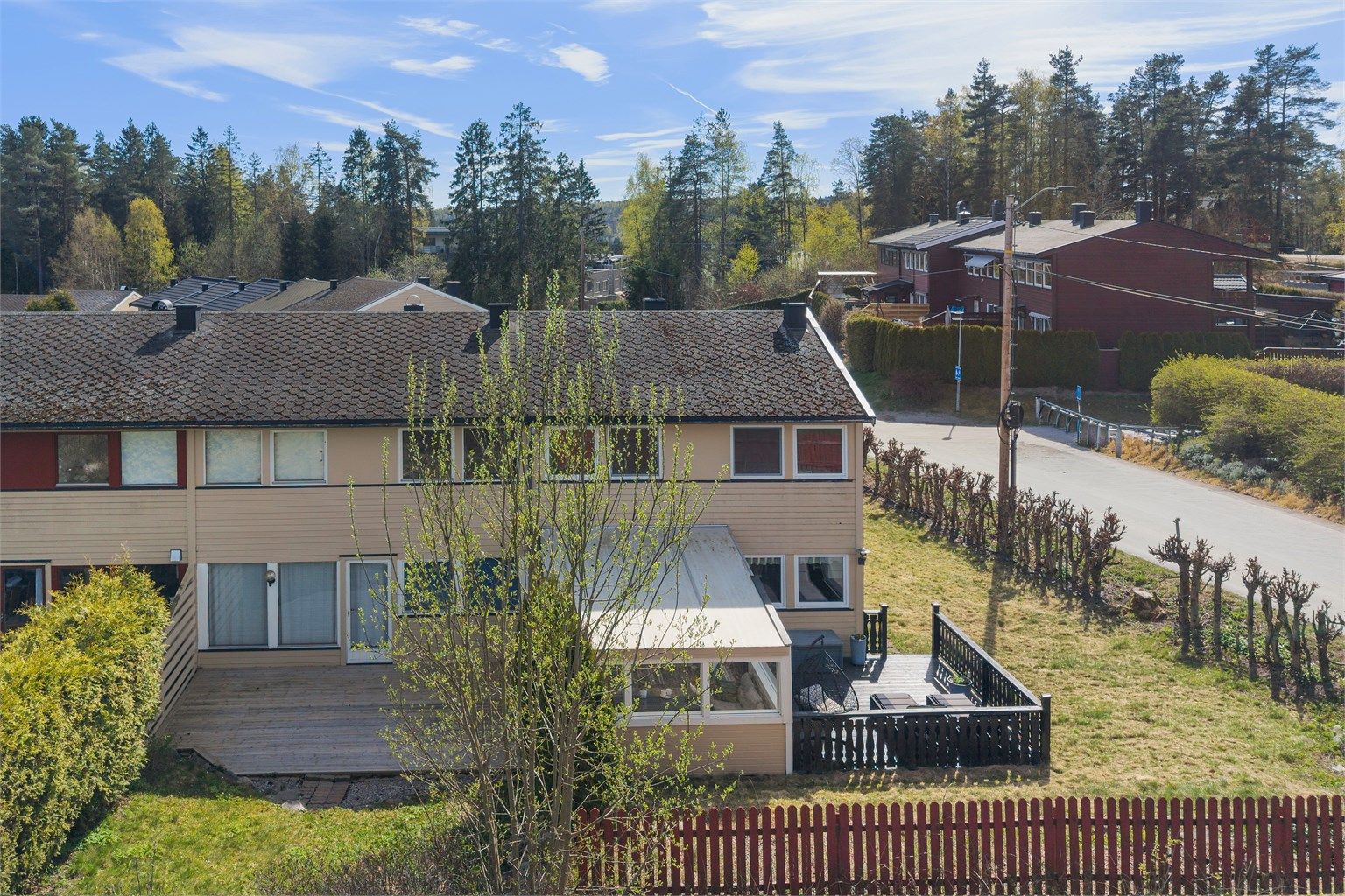 Spesielt attraktivt i dette området er den korte avstanden til flere barnehager, med to barnehager i umiddelbar nærhet.