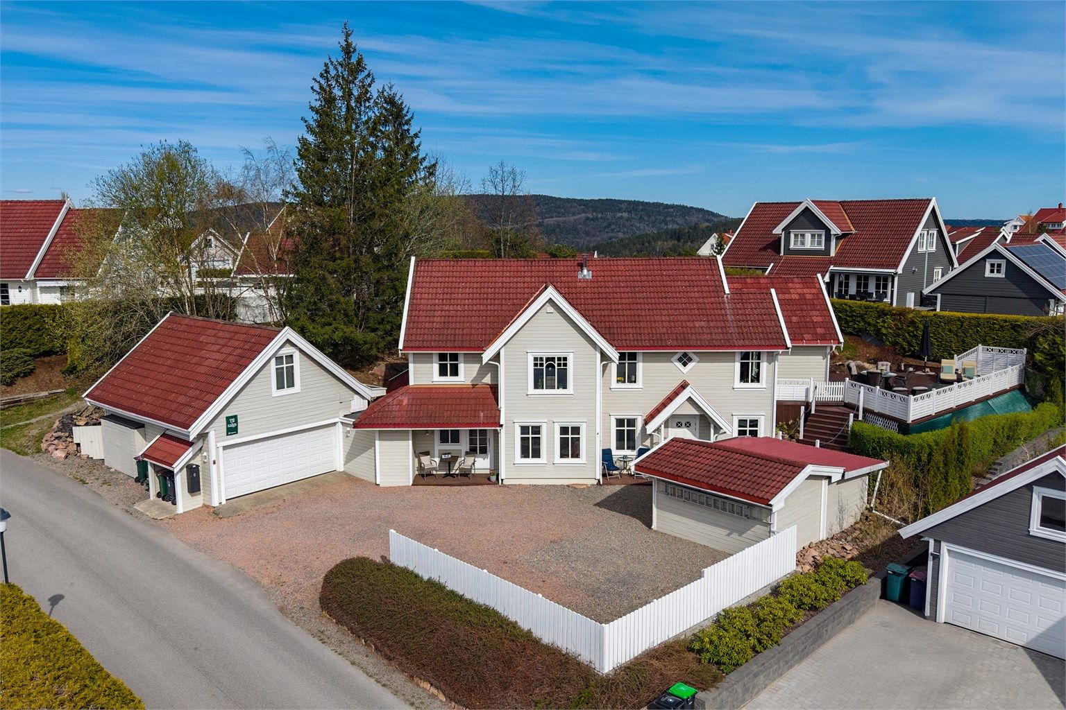 Velkommen til Haukeveien 6 - Bilder fra Eiendomsfoto AS ved Stener Widnes 