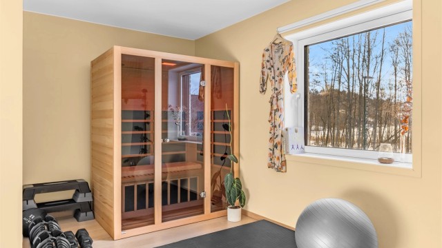 Soverom 4 - innredet som treningsrom. Infrarød badstue kan medfølger boligen om ønskelig