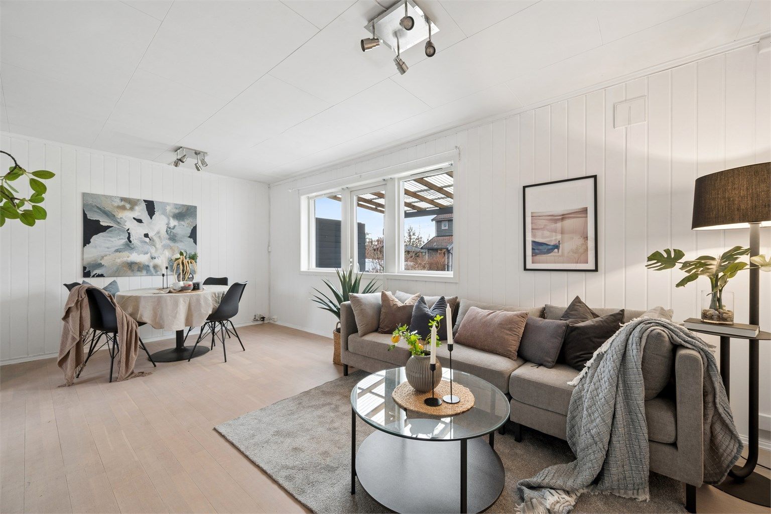 Luftig stue med god plass til både sofagruppe og spiseplass.