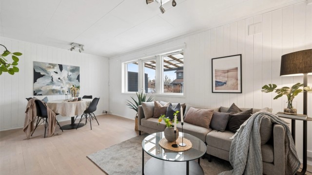 Luftig stue med god plass til både sofagruppe og spiseplass.