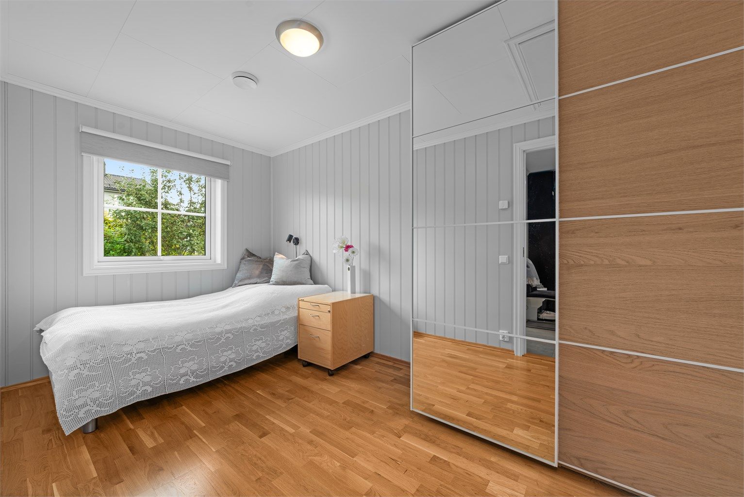 Soverom II, lyst og med garderobeskap