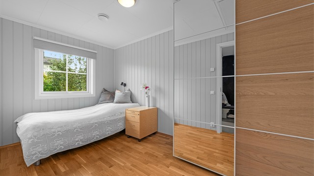 Soverom II, lyst og med garderobeskap