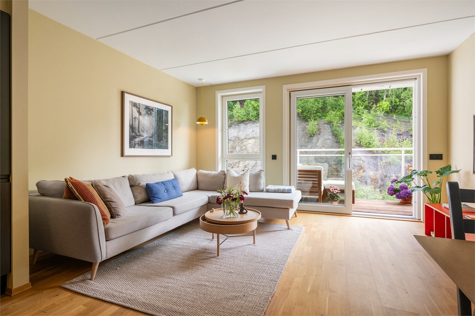 Store vindusflater skaper en luftig atmosfære med gjennomgående lysinnslipp.