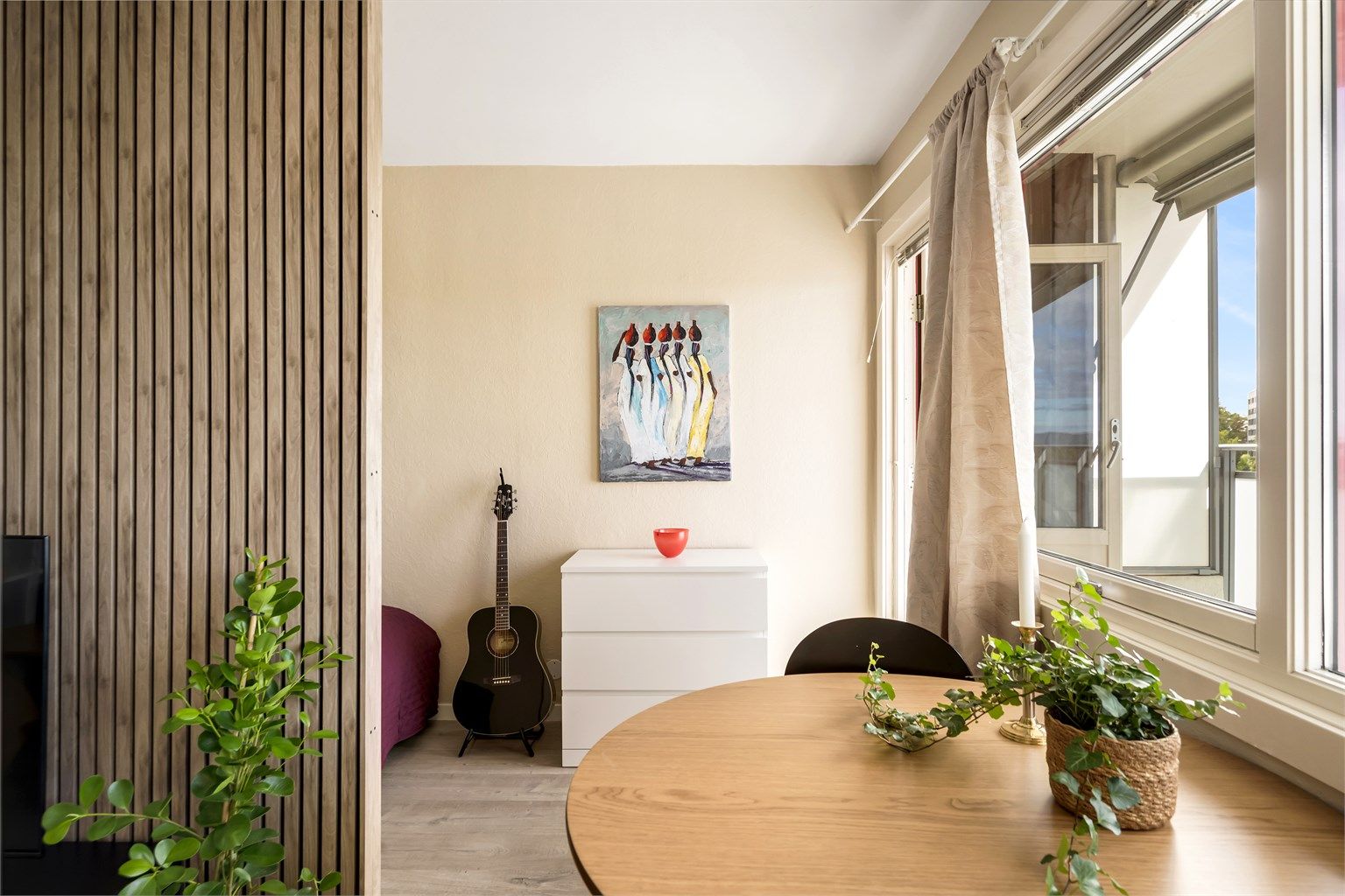 Arealutnyttelsen gir rom for både kommode/garderobeløsning, spiseplass og opphold.