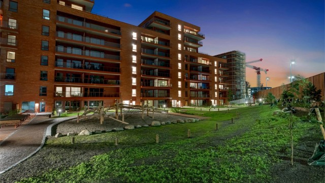 Sameiet er en del av det nye boligprosjektet Rolvsrud Arena, med pent opparbeidede fellesområder og lekeplasser.