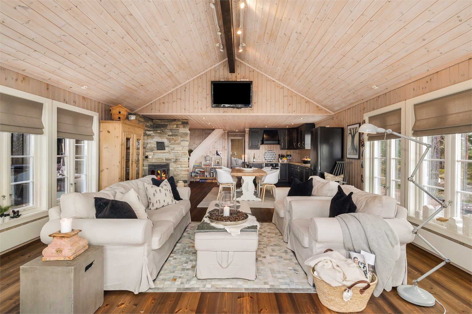 Hytta er stor nok til at det er komfortabelt og være flere, men samtidig intim nok til at det er koselig å være der uten mange på besøk. Legg merke til TV som er plassert slik at det ikke står i veien for noen.