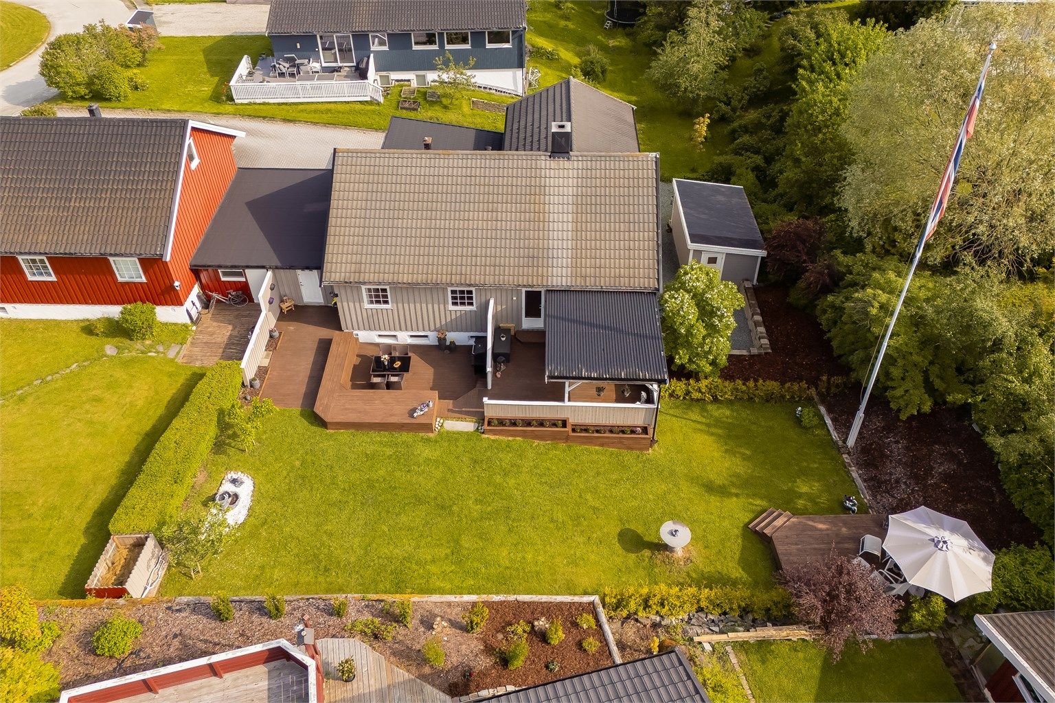 Hele eiendommen er godt vedlikeholdt og fremstår i god stand. Eiendommen er jevnlig oppgradert opp gjennom årene