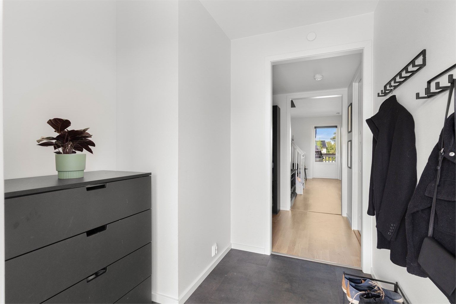 Entreen gir et godt førsteinntrykk. Her er det god plass for oppbevaring av yttertøy. 