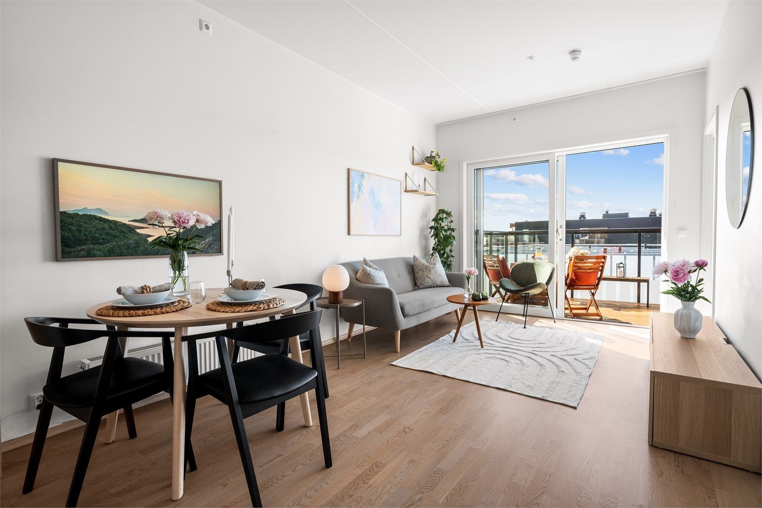 Boligen har en meget god planløsning og holder god standard. Stuen er av god størrelse med plass til sofa, tilhørende salongbord og TV-seksjon.
