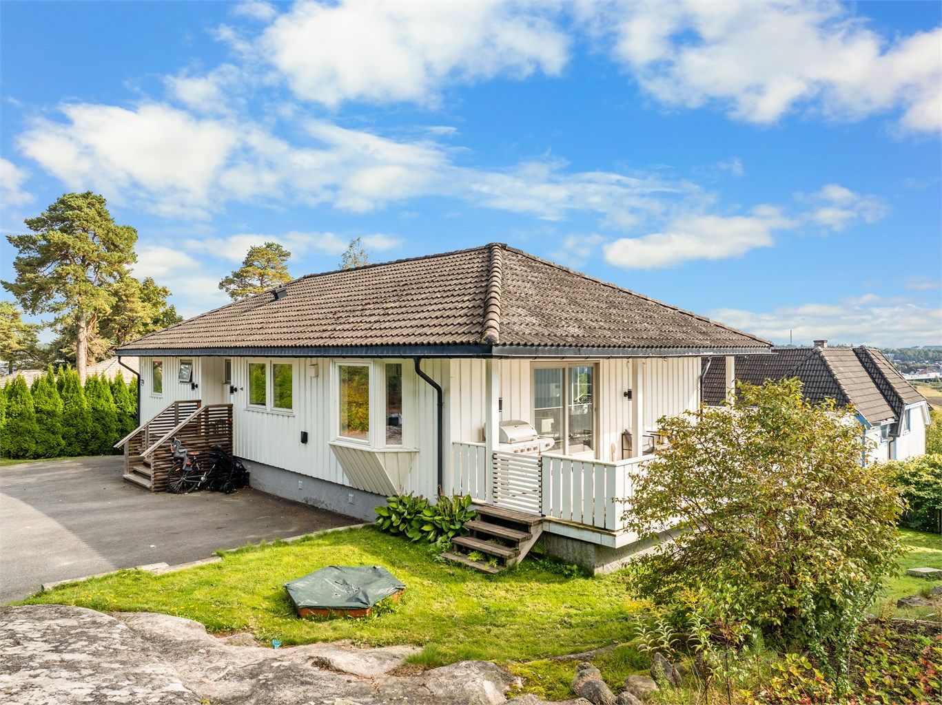 Boligen ble oppført i 1984 og ligger høyt i solfylt terreng på nordsiden av Yvenåsen.